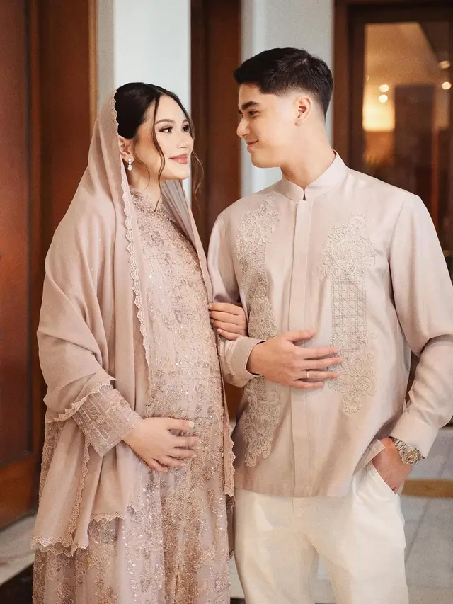 Gaun dan Kebaya Bumil Alyssa Daguise di Pernikahan El Rumi dan Syifa Hadju