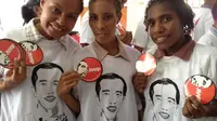 Ibu-ibu Papua: Jokowi Ganteng Ya...