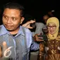 Bupati Indramayu, Anna Sophanah usai menjalani pemeriksaan di Gedung KPK, Jakarta, Selasa (20/9). Anna enggan menjawab pertanyaan wartawan dan berusaha menghindar usai diperiksa KPK. (Liputan6.com/Helmi Afandi)