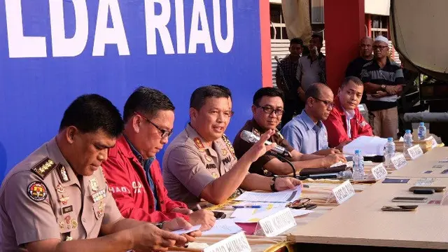Kapolda Riau Irjen Agung Serya dalam jumpa pers pengungkapan sindikat pencurian minyak mentah PT Chevron.