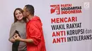 Vokalis Nidji, Giring Ganesha bersama sang istri, Cynthia Riza, di Kantor DPP PSI, Jakarta Pusat, Rabu (6/9). Giring Nidji mendeklarasikan diri maju sebagai calon legislatif pada Pemilu Legislatif (Pileg) 2019 melalui PSI. (Liputan6.com/Herman Zakharia)