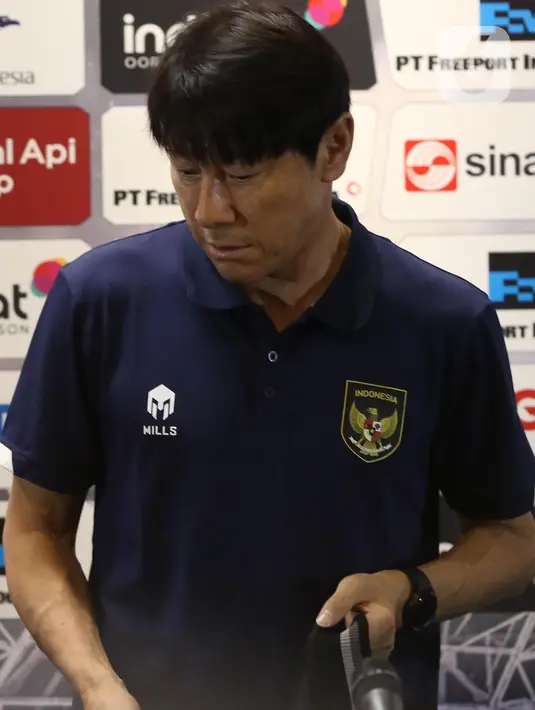 Pelatih Shin Tae Yong menjawab beberapa pertanyaan terkait laga kedua tim nanti. (Liputan6.com/Helmi Fithriansyah)