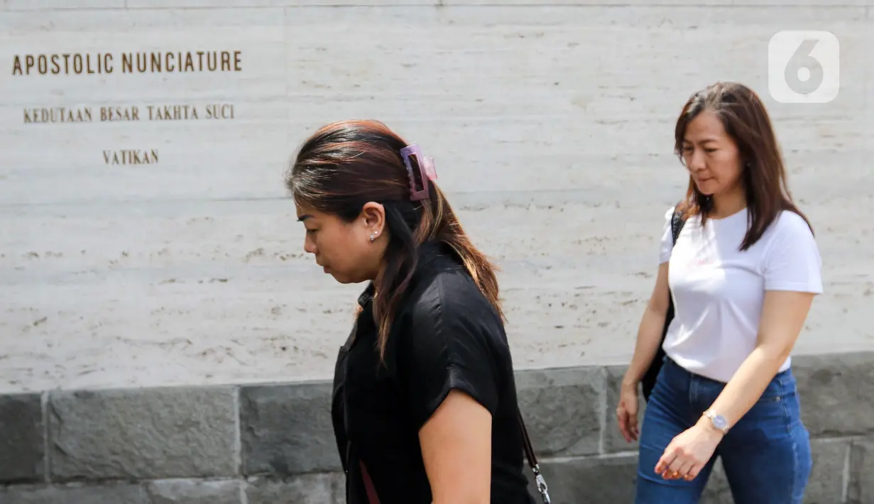 Gerbang pintu Kedubes Vatikan di Jakarta dibuka sejak pukul 09.00 WIB untuk masyarakat luas yang hendak berdoa atas kepergian Pemimpin Umat Katolik Dunia, Paus Fransiskus. (Liputan6.com/Herman Zakharia)