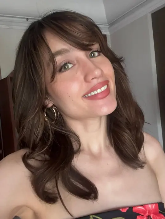 Perubahan tak hanya terjadi pada bentuk wajah, melainkan juga gaya makeup yang makin tampak natural [@claurakiehl]