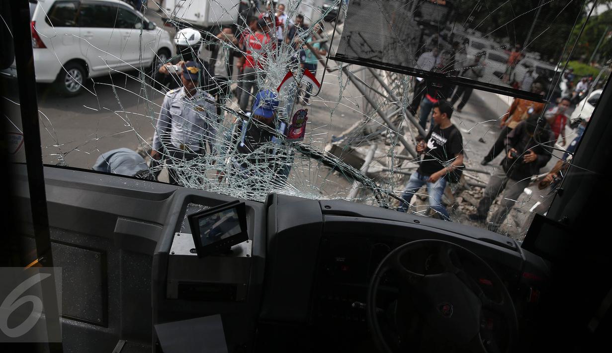 Kaca depan bus gandeng TransJakarta retak usai menghatam pembatas jalan di Jalan Gunung Sahari, Jakarta, Selasa (6/9). Tak ada korban jiwa dalam insiden yang diduga lantaran sopir mengantuk tersebut. (Liputan6.com/Faizal Fanani)