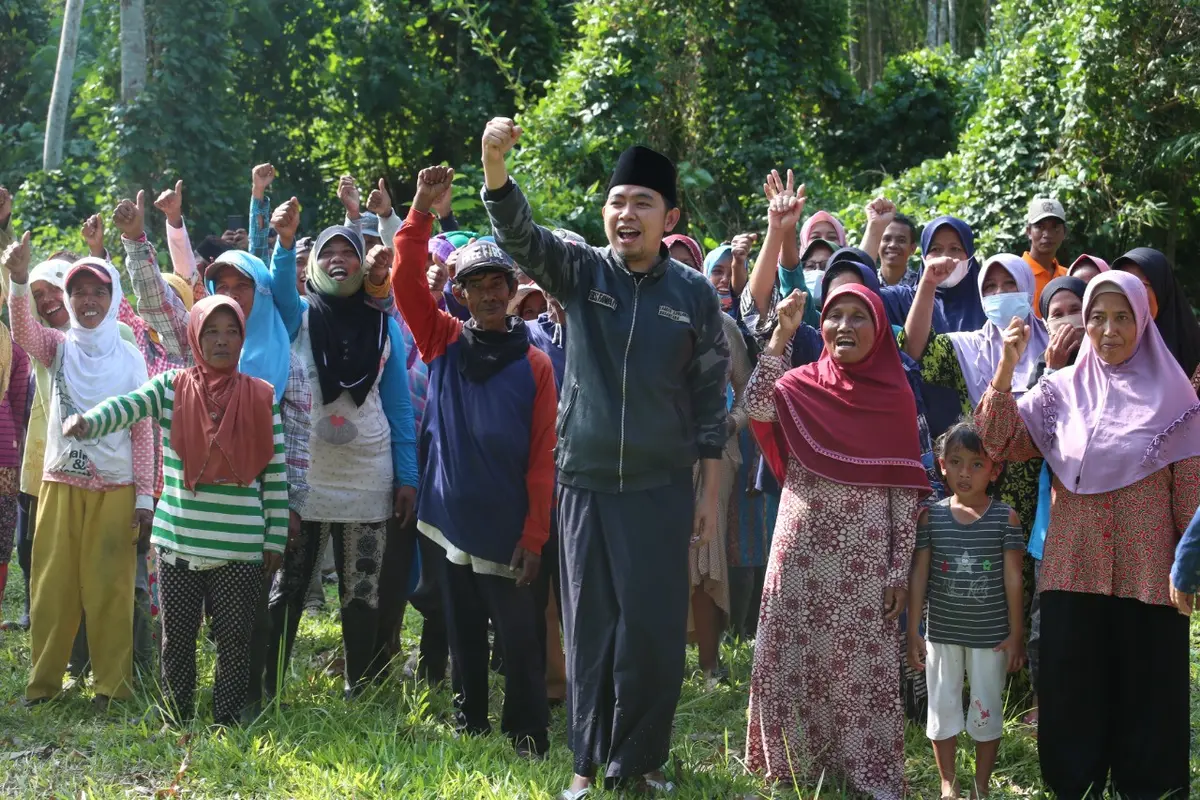 Gus Fawait berbaur bersama buruh perkebunan PTPN XII usai upacara bendera HUT ke 77 RI. (Istimewa).