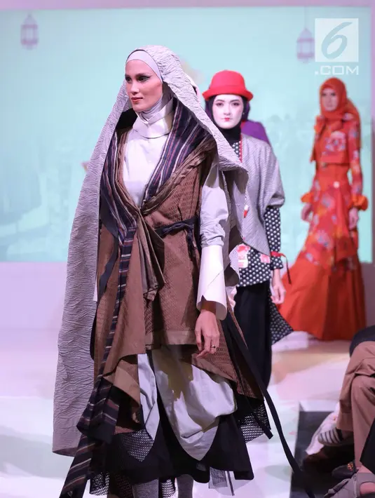 Model berjalan di atas catwalk saat pembukaan Fimela Fuchsia Market, Jakarta, Jumat (25/5). Fimela Fuchsia Market edisi Ramadan ini diharapkan menjadi referensi perempuan untuk tampil gaya menyambut Hari Lebaran. (Liputan6.com/Faizal Fanani)
