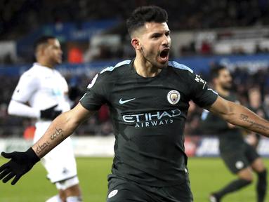 Striker Manchester City, Sergio Aguero, melakukan selebrasi usai mencetak gol ke gawang Swansea City pada laga Premier League di Stadion Liberty, Rabu (13/12/2017). Manchester City menang 4-0 atas Swansea City. (AP/Nick Potts)