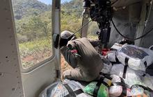 Gunakan Helikopter Bell M-412, Satgas Kodam I/BB Airdrop Bantuan Kasad ke Desa Terisolir di Tapanuli Utara