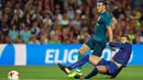 Pemain Real Madrid, Gareth Bale (kiri) menerima kartu kuning pada menit ke-41 saat melawan Barcelona dalam Piala Super Spanyol 2017 di Camp Nou stadium,Barcelona, (13/8/2017). Real Madrid menang 3-1. (AFP/Lluis Gene)