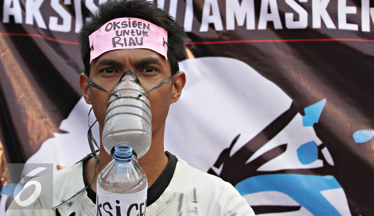 Seorang pria serius menatap kamera saat gelar aksi kepedulian untuk korban bencana asap di Bundaran HI, Jakarta Pusat, (11/10/2015). Kegiatan dilakukan dengan mengumpulkan bantuan yang nanti diserahkan ke korban bencana. (Liputan6.com/Immanuel Antonius)