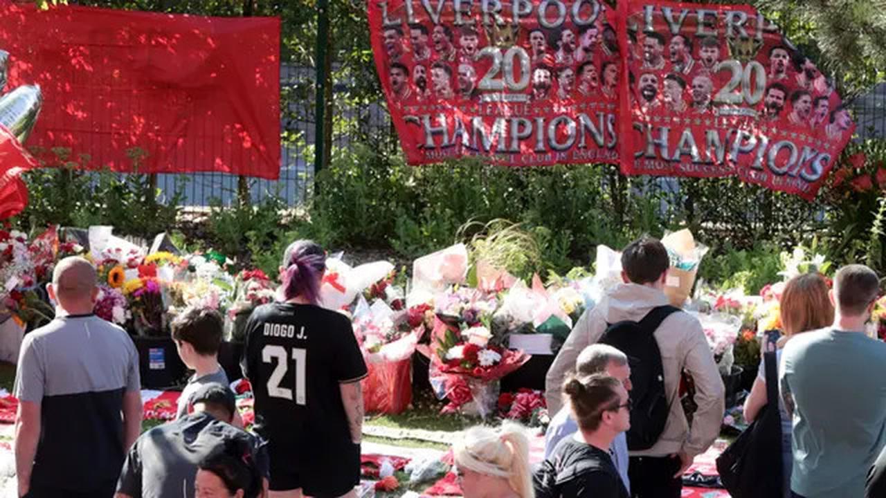 Foto: Duka Mendalam Fans Liverpool, Karangan Bunga untuk Diogo Jota Penuhi Anfield