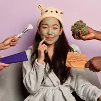Masker wajah dari bahan alami menjadi salah satu solusi yang kini semakin populer,lebih ramah lingkungan, lebih hemat, dan tetap memberikan hasil yang memanjakan kulit. [Dok/freepik.com/wayhomestudio]