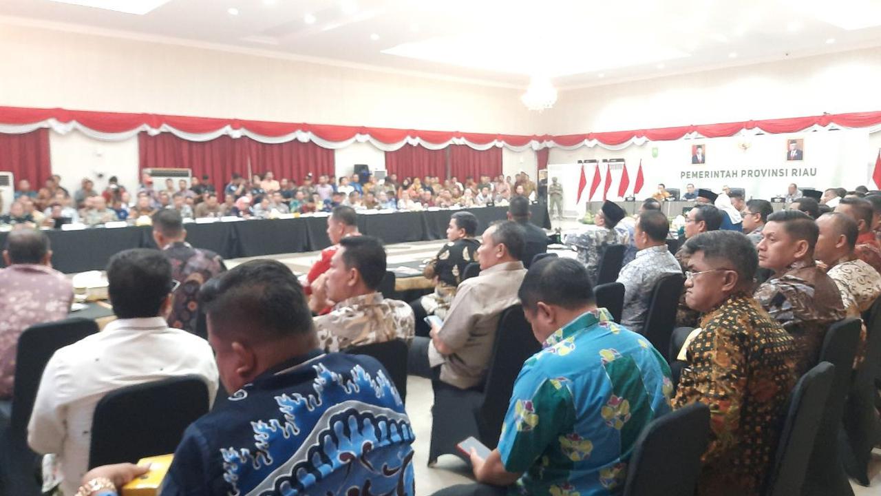 "Jalan lintas Bono itu ada jalan rusak yang sulit digunakan. Masyarakat kami bahkan menggunakan transportasi air, petani kami kalau sawit harga di bawah Rp 2000, mereka jadinya hanya Rp500 per kilogram karena jalan rusak. Itu sama pemilik kebun disuruh tu