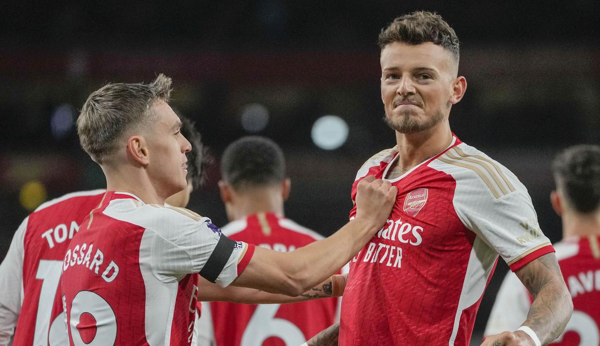 Ben White tampil dengan performa yang luar biasa. Dia bermain sangat tenang di sisi kanan pertahanan Arsenal. Ben White membuat Mudryk dan Cucurella tidak banyak punya peluang. (AP Photo/Kin Cheung)