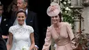 Kate Middleton mendampingi sang adik seusai pernikahan Pippa Middleton dan James Mathews di Gereja St. Mark, barat London, Sabtu (20/5). Kate memastikan penampilan Pippa terlihat selalu sempurna di setiap momen. (AP Photo/Kirsty Wigglesworth, Pool)