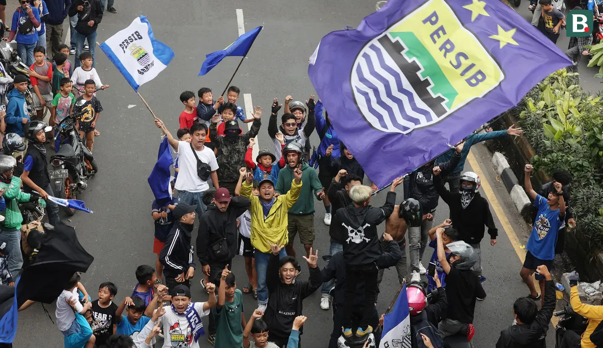 Para pendukung Persib Bandung yang dikenal dengan sebutan bobotoh melakukan pawai di Kota Bandung, Sabtu (1/6/2024) untuk menyambut kedatangan skuad Persib Bandung usai menjadi juara Championship Series BRI Liga 1 2023/2024. (Bola.com/M Iqbal Ichsan)