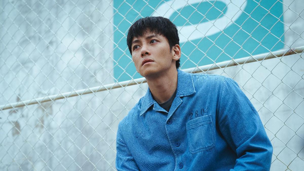 Ji Chang Wook Ungkap Perbedaan Aktingnya di Film Fabricated City dan Drakor The Manipulated