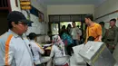 Petugas TPS Pilkada di Kelurahan Depok mulai melakukan pendataan dan pengembalian kotak suara ke kantor Kelurahan untuk didistribusikan kembali ke kantor kecamatan, Rabu (9/12). (Liputan6.com/Yoppy Renato)