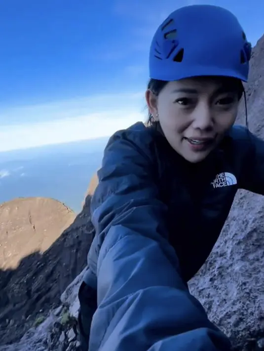 Dikenal dengan kepribadiannya yang stylish, Wendy juga tampak penuh gaya kala mendaki gunung. The North Face menjadi brand outfit yang sering digunakan. [Foto: Instagram/ Wendy Walters]