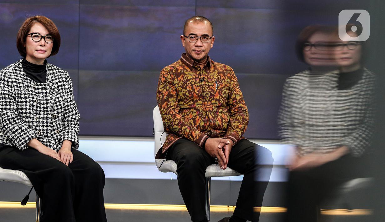 Ketua Komisi Pemilihan Umum (KPU) Hasyim Asy'ari (kanan) bersama Pimpinan Redaksi SCTV Retno Pinasti (kiri) saat acara penandatanganan MoU antara Emtek dengan KPU di SCTV Tower, Jakarta, Selasa (30/8/2022). Kerja sama KPU dengan Emtek ini terkait sosialisasi Pemilihan Umum yang akan diselenggarakan 2024 mendatang. (Liputan6.com/Johan Tallo)