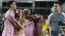 Pemain baru Inter Miami, Jordi Alba merayakan kemenangan bersama rekan-rekannya setelah laga 32 besar piala liga 2023 melawan Orlando City di DRV PNK Stadium, Florida, Amerika Serikat, Rabu (02/08/2023) waktu setempat. (AP Photo/Lynne Sladky)