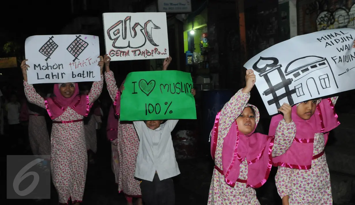 Sejumlah anak kecil mengumandangkan takbir sambil berkeliling di kawasan tanah abang, Jakarta,Selasa (5/7) Bagi Umat Muslim Indonesia mengumandangkan Takbir ialah sebagai suatu tanda menyambut hari Raya Idul Fitri 1437 Hijriah. (Liputan6.com/Helmi Afandi)