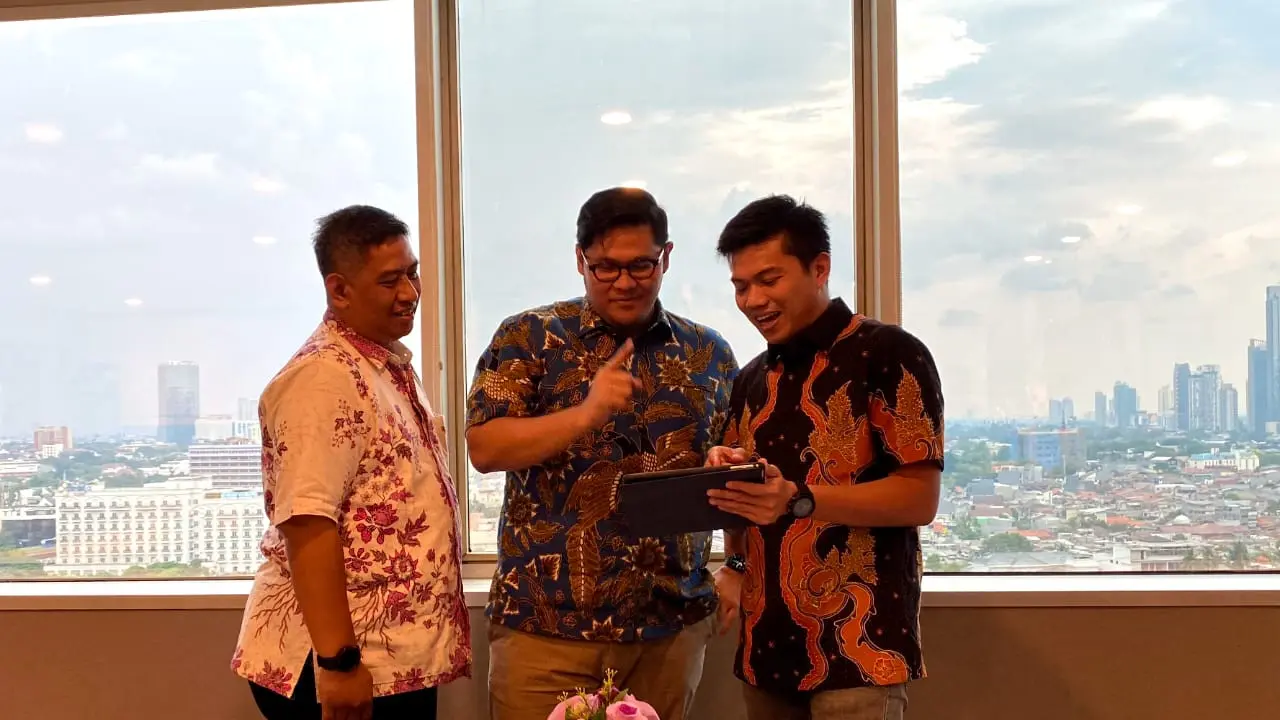 Penandatanganan MOU APJII dengan Adhouse Clarion Events untuk menggelar Konferensi DTI-CX pada Juli 2023