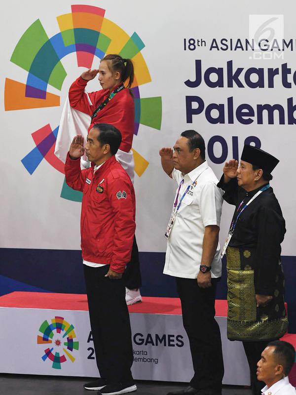 Presiden Joko Widodo bersama Ketua Umum IPSI Prabowo Subianto, Menteri PANRB Syafruddin, dan atlet pencak silat peraih medali melakukan hormat usai pengalungan medali Asian Games 2018 di Jakarta Jakarta, Rabu (29/8). (Merdeka.com/Imam Buhori)