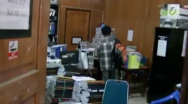 Cari bukti tambahan 4 penyidik KPK rabu siang juga melakukan penggeledahan di ruang arsip kantor walikota Kendari, Sulawesi Tenggara, penggeledahan di dampingi oleh pegawai kantor Pemkot Kendari.