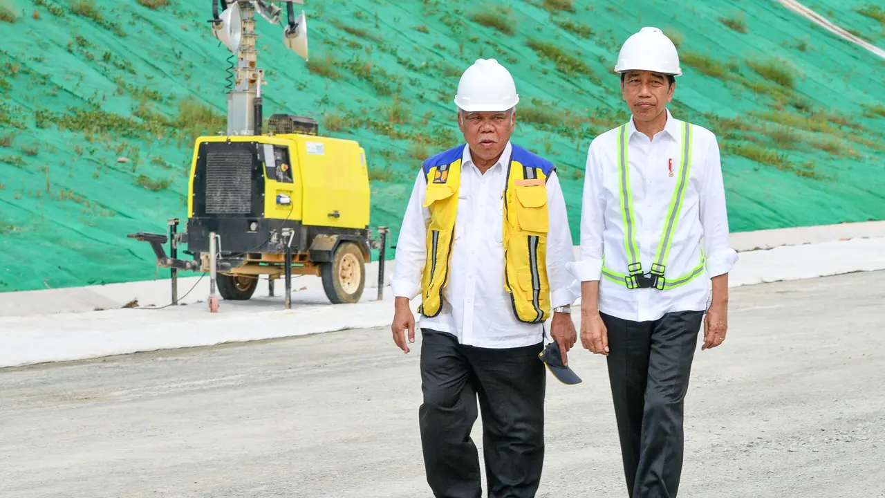 Presiden Joko Widodo meninjau langsung progres pembangunan jalan tol yang akan menghubungkan Balikpapan ke kawasan Ibu Kota Nusantara (IKN)