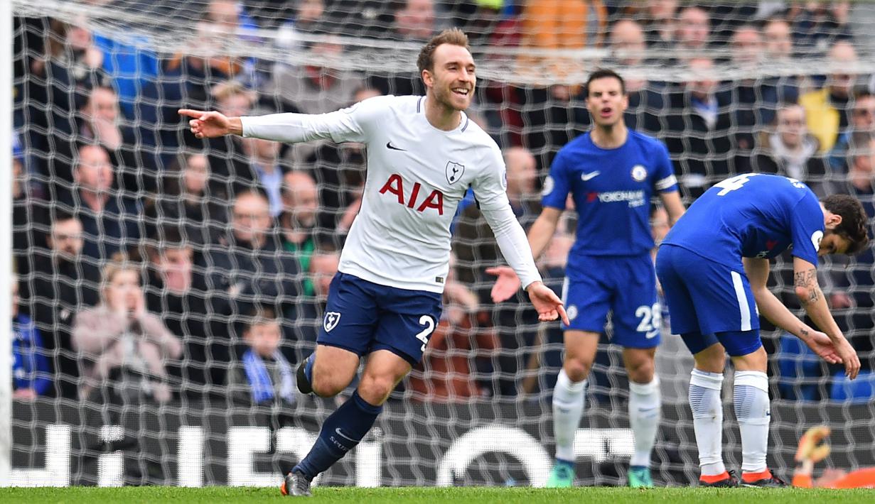 Gelandang Tottenham Hotspur, Christian Eriksen mencetak gol indah ke gawang Chelsea pada pekan ke-32 Premier League di Stamford Bridge, London, (1/4/2018). Tottenham menang 3-1. (AFP/Glyn Kirk)