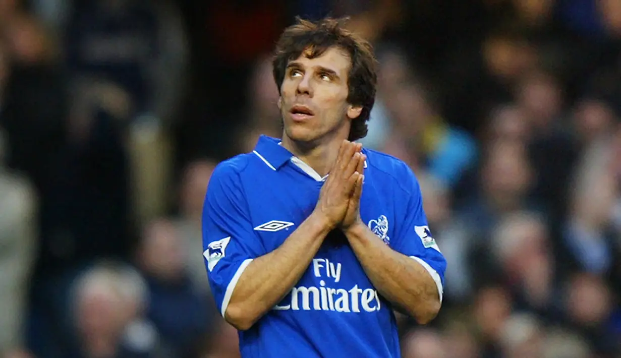Gianfranco Zola tercatat sebagai salah satu legenda hidup Chelsea. Selama tujuh tahun berkarier di Stamford Bridge, Zola banyak mempersembahkan trofi untuk The Blues. (AFP/Adrian Dennis)