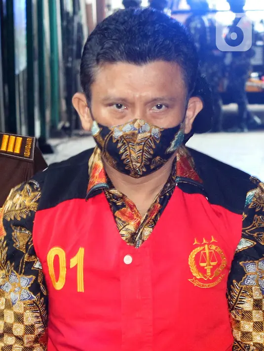 Tersangka kasus pembunuhan berencana Brigadir J atau Nofriansyah Yosua Hutabarat Ferdy Sambo saat tiba di Pengadilan Negeri Jakarta Selatan, Senin (17/10/2022). Kedatangan Ferdy Sambo untuk menjalani sidang perdana dengan agenda pembacaan dakwaan.(Liputan6.com/HermanZakharia)
