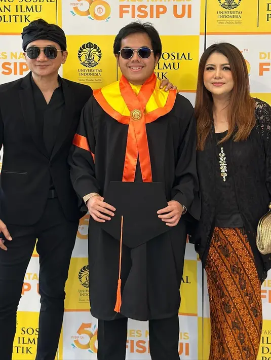 Momen wisuda Snavy-alva juga turut dihadiri sang ayah kandung, Wishnutama dengan kemeja biru nya, serta Anji dengan jas hitamnya. [@wishnutama/@winatalia]