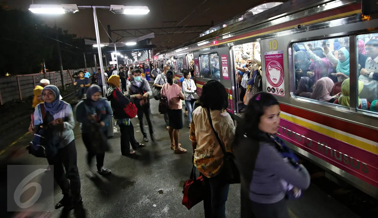 Penumpang berjubel saat KRL commuter line Jakarta Kota-Bogor melintas di Stasiun Pasar Minggu, Jakarta, Selasa (24/11). Pohon tumbang di perlintasan KRL antara Citayam dan Bojonggede, membuat perjalanan kereta terganggu. (Liputan6.com/Immanuel Antonius)