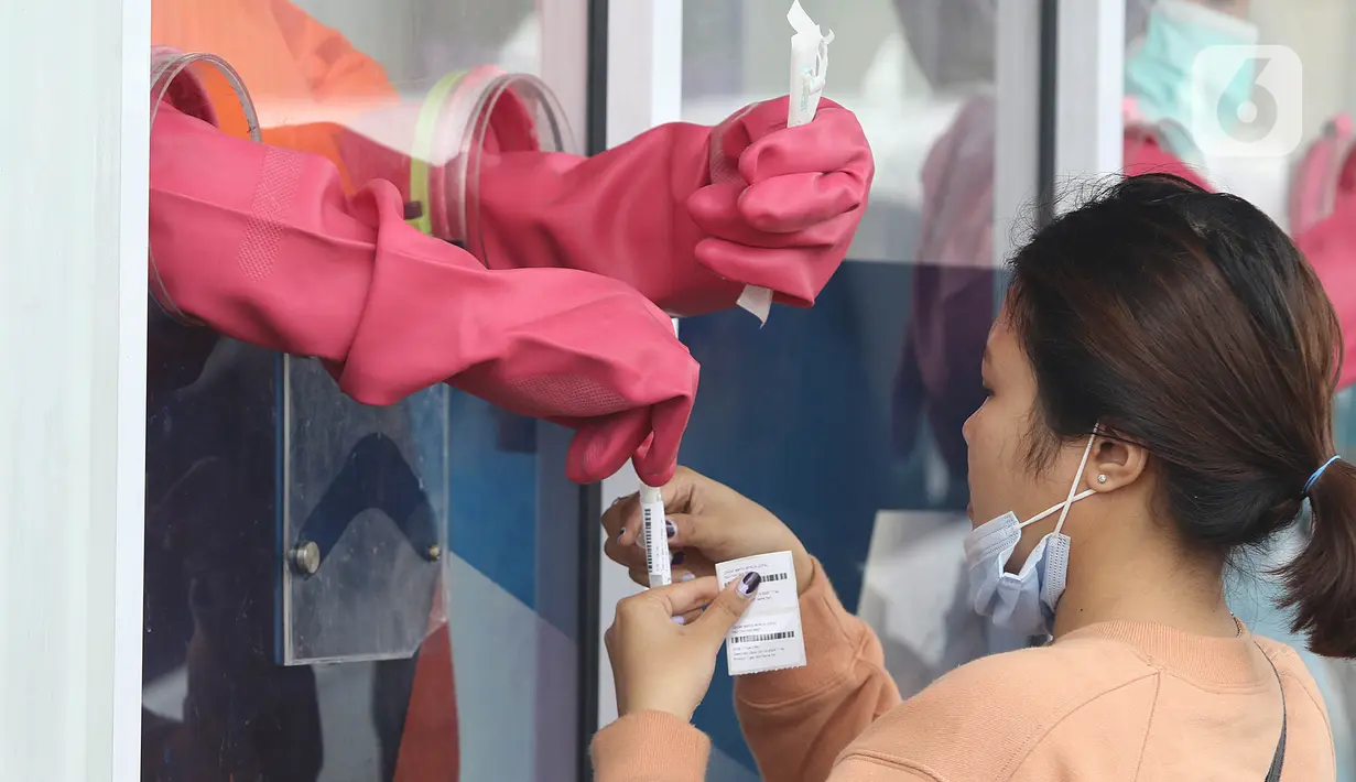 Warga menjalani "swab test" di GSI Lab (Genomik Solidaritas Indonesia Laboratorium), Jakarta, Sabtu (3/10/2020). Pemerintah telah menyepakati batas maksimal harga tes usap atau swab mandiri sebesar Rp900 ribu. (Liputan6.com/Herman Zakharia)