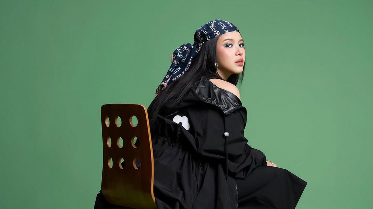 4 Gaya Pemotretan Terbaru Tiara Andini Tampil Fresh dengan Riasan Mata Biru yang Memikat