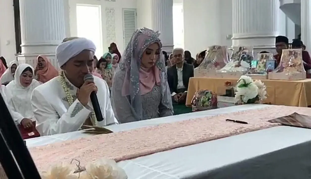 "Emang dia pikir dirinya siapa @taqymalik masa talak anak saya lewat telepon. Dateng sini ke Jakarta. Krmbalikan dengan baik anak saya..Baru jantan," tulis Sunan Kalijaga. (Instagram/taqy_malik)