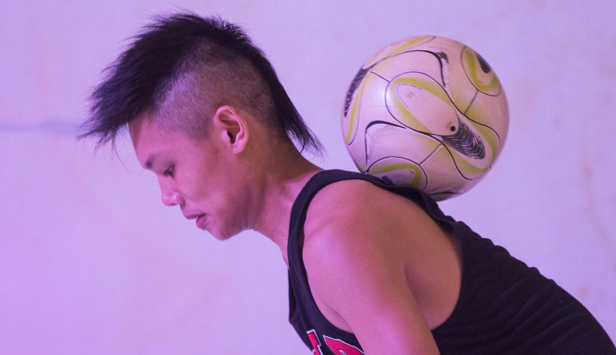 Freestyler, Mathias Andriyadi mengontrol bola dengan punggung pada final Indonesia Freestyle Football Championship 2015 di Mall Pluit Village, Jakarta, Sabtu (14/11/2015). (Bola.com/Vitalis Yogi Trisna)