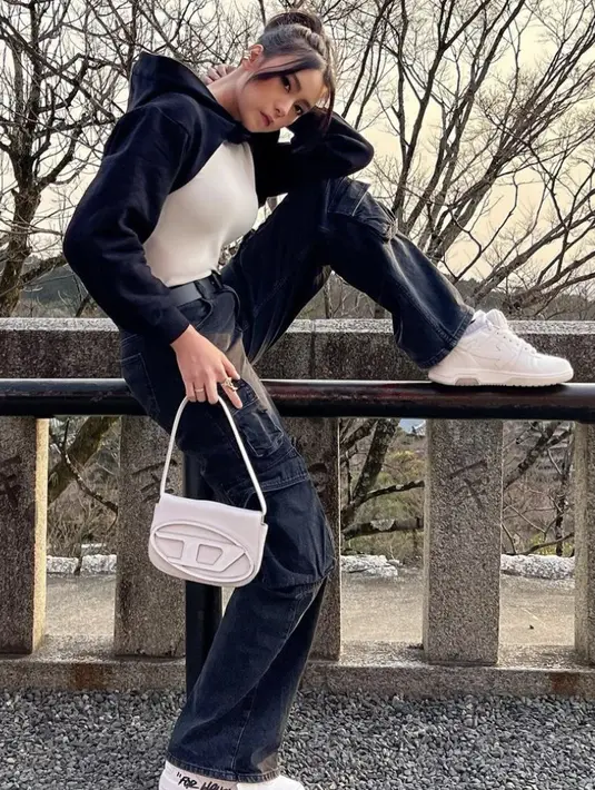 Denim cargo dan jaket crop akan jadi opsi menjanjikan yang seru untuk digunakan. Lagi-lagi, Tamara menambahkan sneakers putih dengan aksen hand writting Off-White yang menambah kesan seru saat dipakai. [Foto: Instagram/ Tamaradai]