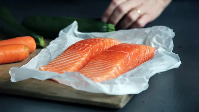 Contoh ilustrasi lemak ikan yang terkandung dalam salmon