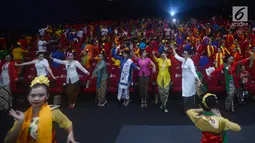 Suasana saat penari dengan baju kebaya menari ondel-ondel di Auditorium CGV Cinemas, Grand Indonesia, Jakarta, Sabtu (21/4). Acara ini juga sebagai  bentuk kekuatan bangsa Indonesia. (Merdeka.com/Imam Buhori)