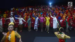 Suasana saat penari dengan baju kebaya menari ondel-ondel di Auditorium CGV Cinemas, Grand Indonesia, Jakarta, Sabtu (21/4). Acara ini juga sebagai  bentuk kekuatan bangsa Indonesia. (Merdeka.com/Imam Buhori)