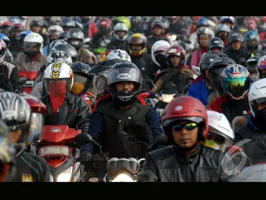 Pemudik motor memadati jalur Karawang - Cikampek di Desa Lamaran, Karawang, Jawa Barat, Sabtu (26/7/2014) (Liputan6.com/Miftahul Hayat) 