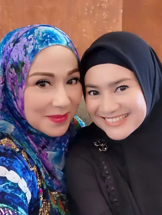Penyanyi dangdut senior Camelia Malik bersama Ikke Nurjanah. Acara berlangsung seru dan meriah. "Masya Allah...Seru nya lihat para artis senior," tulis mepilestari85. "Aduuuh Mama e @yatioctaviapangky bikin candu deh joget nya," tulis tia_amaliya06. [Instagram/cameliamalikreal]