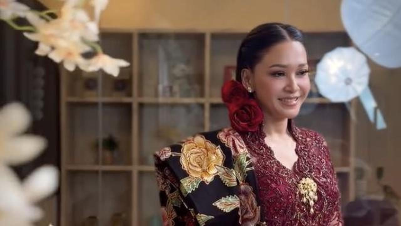 Pesona Anggun Maia Estianty di Hari Kartini, Kebaya Merahnya Tampil Elegan dan Memukau