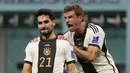 Gelandang Jerman, Ilkay Gundogan (kiri) berselebrasi dengan rekan setimnya Thomas Mueller setelah mencetak gol pembuka timnya ke gawang Jepang selama pertandingan grup E Piala Dunia 2022 Qatar di Stadion Internasional Khalifa di Doha, Qatar, Rabu (23/11/2022). Jepang menang tipis atas Jerman dengan skor 2-1. (AP Photo/Luca Bruno)