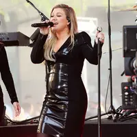 Kelly Clarkson berhasil menurunkan berat badannya sebanya 18 kg. Ia pun memamerkan tubuhnya dengan dress kulit seksi. (ERIK PENDZICH/REX/SHUTTERSTOCK/HollywoodLife)