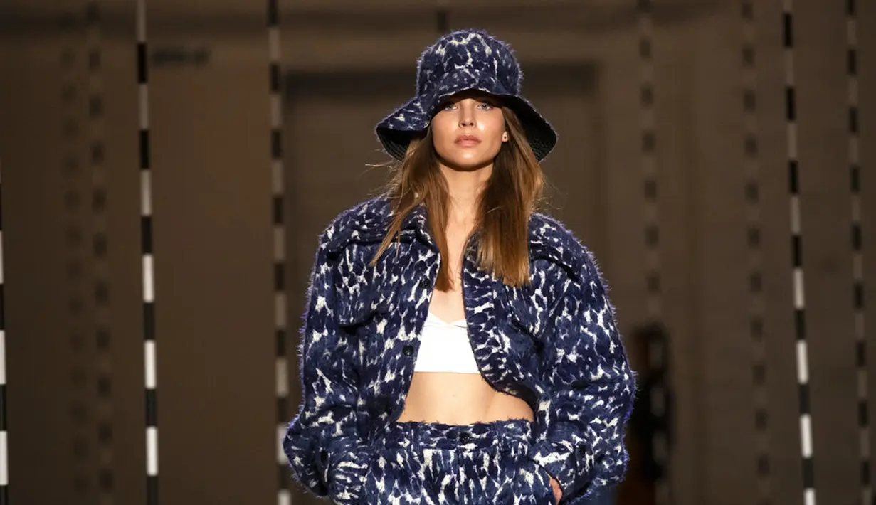 Seorang model mempersembahkan kreasi desainer Siprus Tommazo pada festival mode Fashion Infection di Vilnius, Lithuania, Jumat (16/10/2020). Fashion Infection merupakan festival mode tahunan paling terkemuka di Lithuania. (AP Photo/Mindaugas Kulbis)